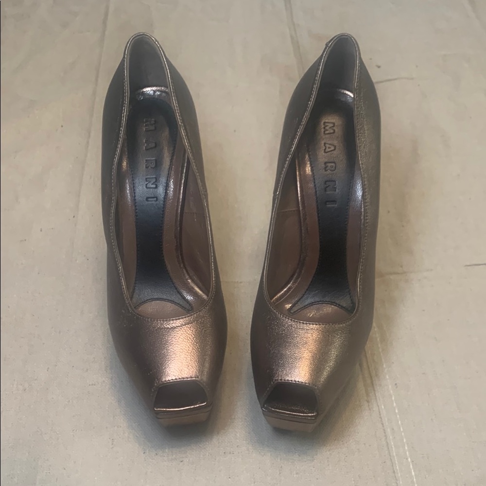 Marni Bronze Leather and Wood Platform Peep-Toe Pumps | 35 EU